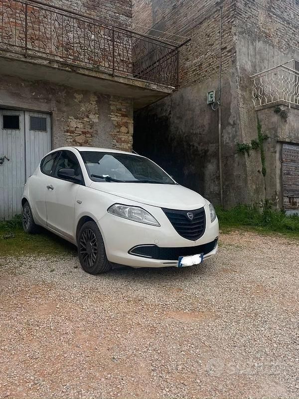 Usata Lancia Ypsilon Platinum 69 CV (50 kW) 2012 Bianco Utilitaria
