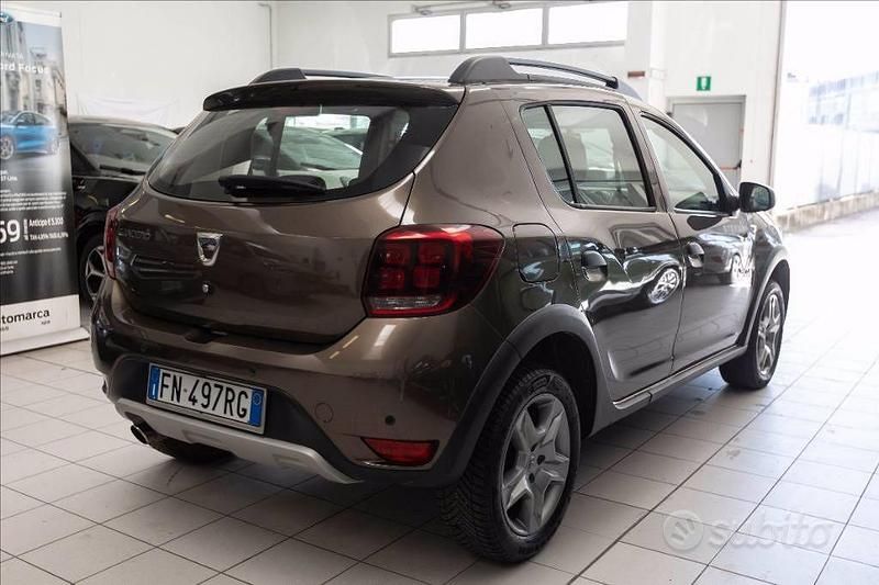 Usata Dacia Sandero Stepway 90 CV (66 kW) 2018 Marrone metallizzato Utilitaria