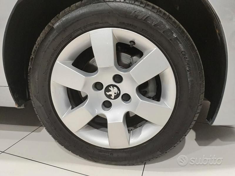 Usata Peugeot 5008 Active 115 CV (84 kW) 2014 Grigio Monovolume