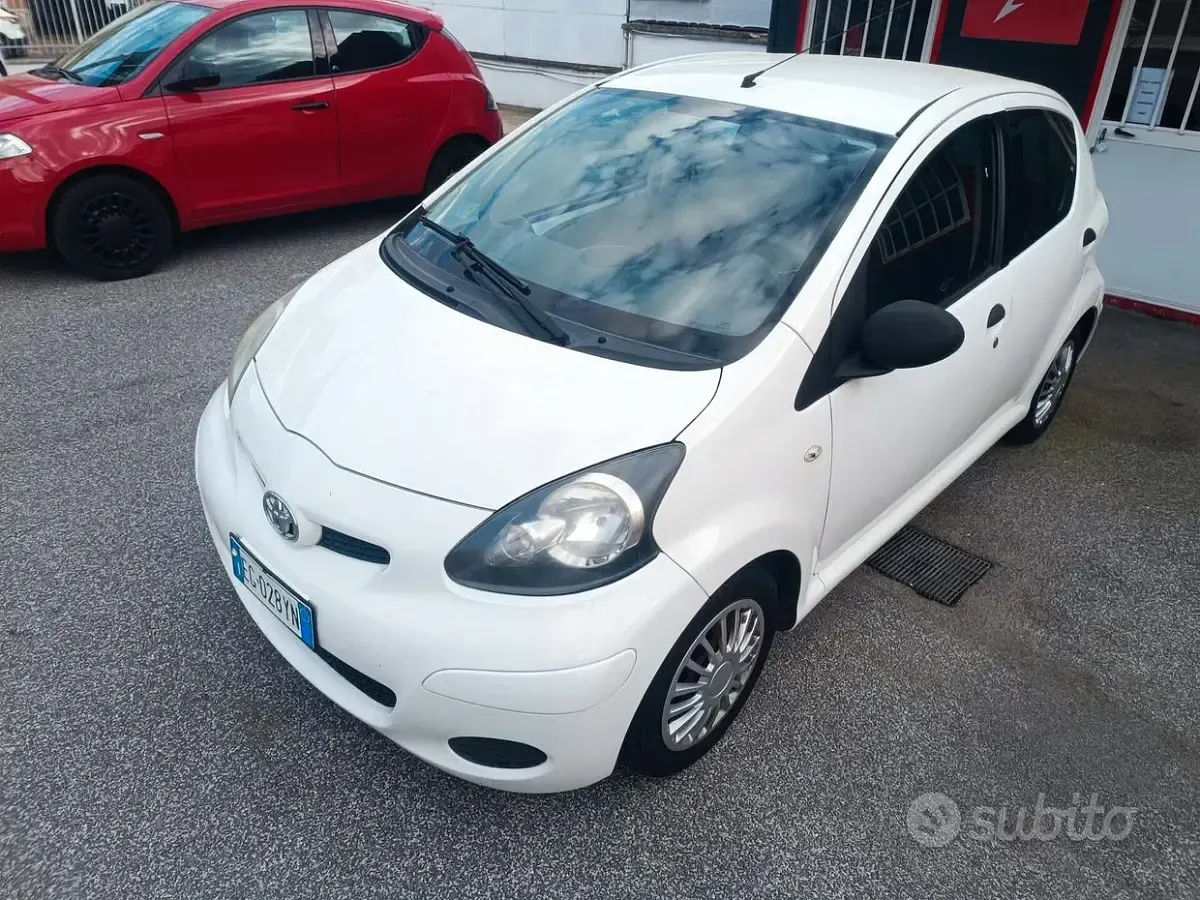 Usata Toyota Aygo 68 CV (50 kW) 2011 Bianco Utilitaria