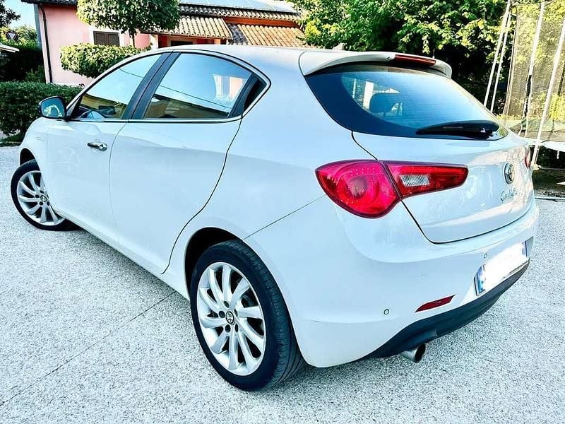 Usado Alfa Romeo Giulietta Distinctive 105 CV (77 kW) 2014 Blanco Utilitario