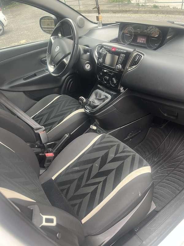 Usata Lancia Ypsilon Gold 69 CV (50 kW) 2017 Bianco Utilitaria