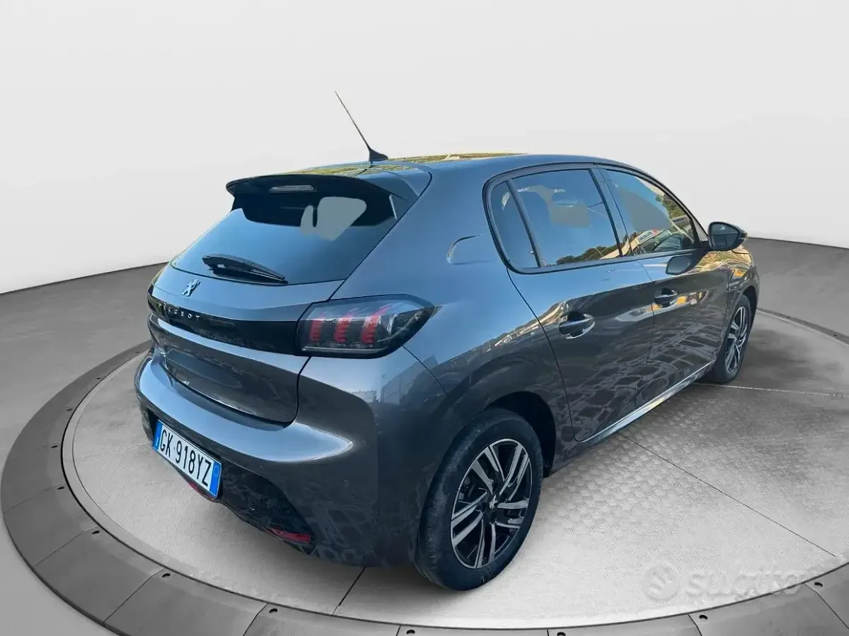 Usata Peugeot 208 Allure 101 CV (74 kW) 2025 Grigio Utilitaria