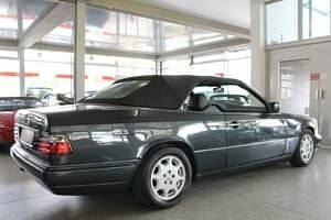 Usata Mercedes E300 Sportline 220 CV (161 kW) 1996 Nero Cabrio