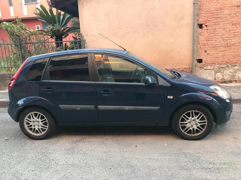 Blu Usata 2006 Ford Fiesta Due volumi | 1500 € (Buon prezzo) - Immagine 1/1