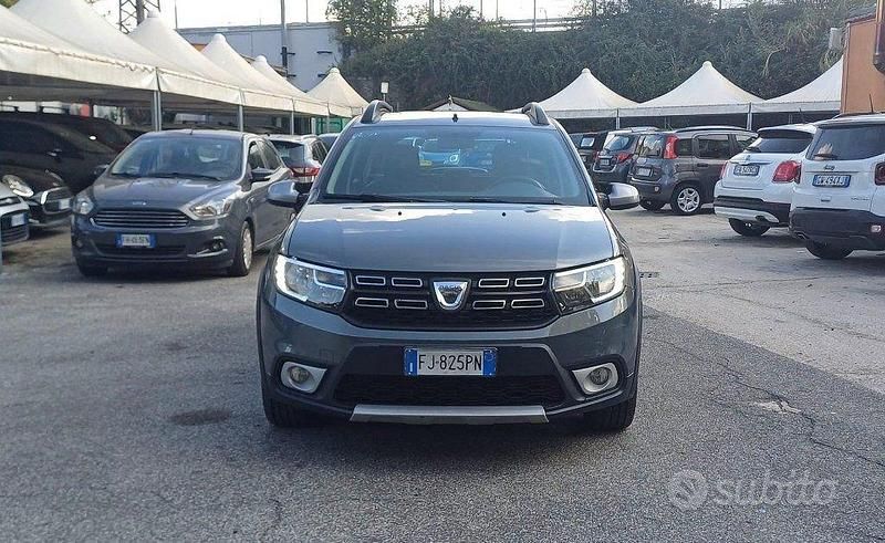 Grigio scuro Usata 2017 Dacia Sandero Stepway Tre volumi | 7499 € (Buon prezzo) - Immagine 1/4