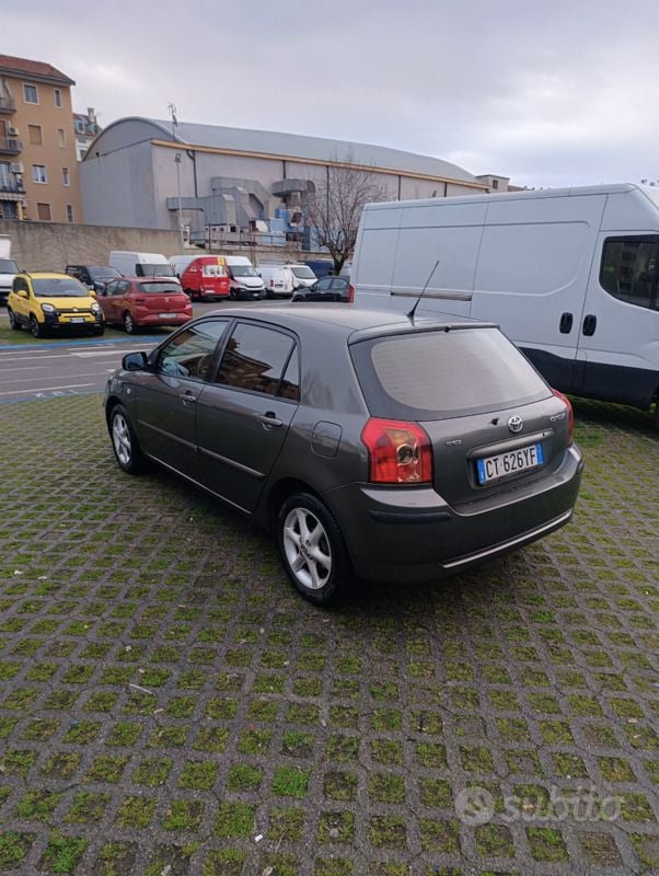 Usata Toyota Corolla 110 CV (80 kW) 2005 Grigio Berlina