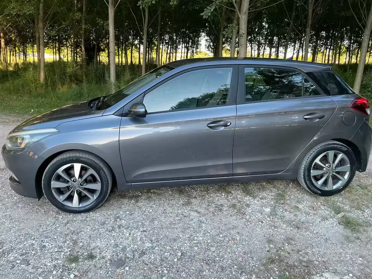 Usata Hyundai i20 75 CV (55 kW) 2015 Grigio Berlina