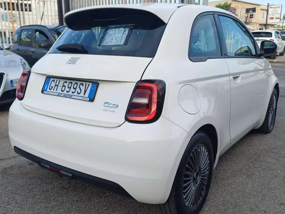 Usata Fiat 500e Passion 42 kW (58 CV) 2022 Bianco Utilitaria