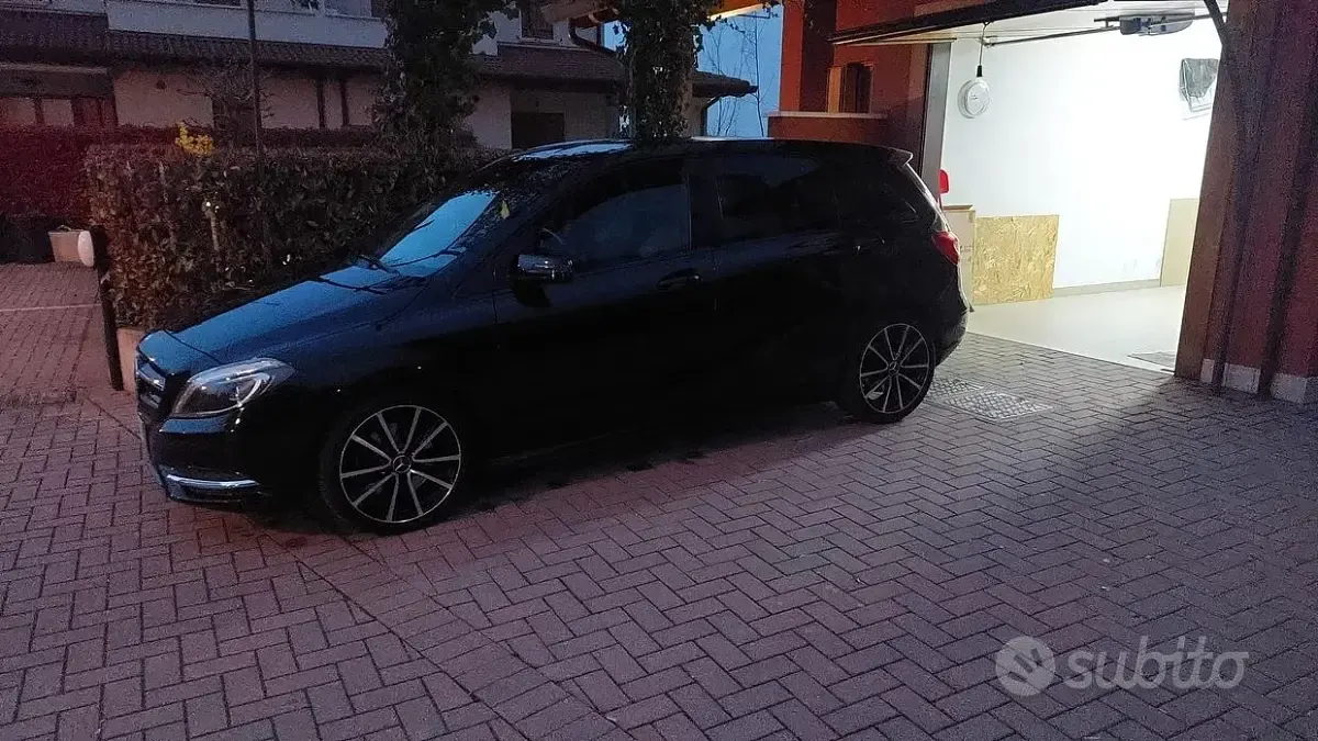 Usata Mercedes B220 175 CV (128 kW) 2013 Nero Utilitaria