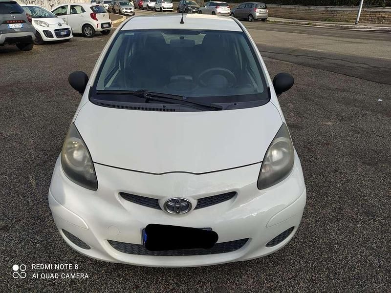 Bianco Usata 2012 Toyota Aygo Due volumi | 3800 € (Ottimo prezzo) - Immagine 1/4