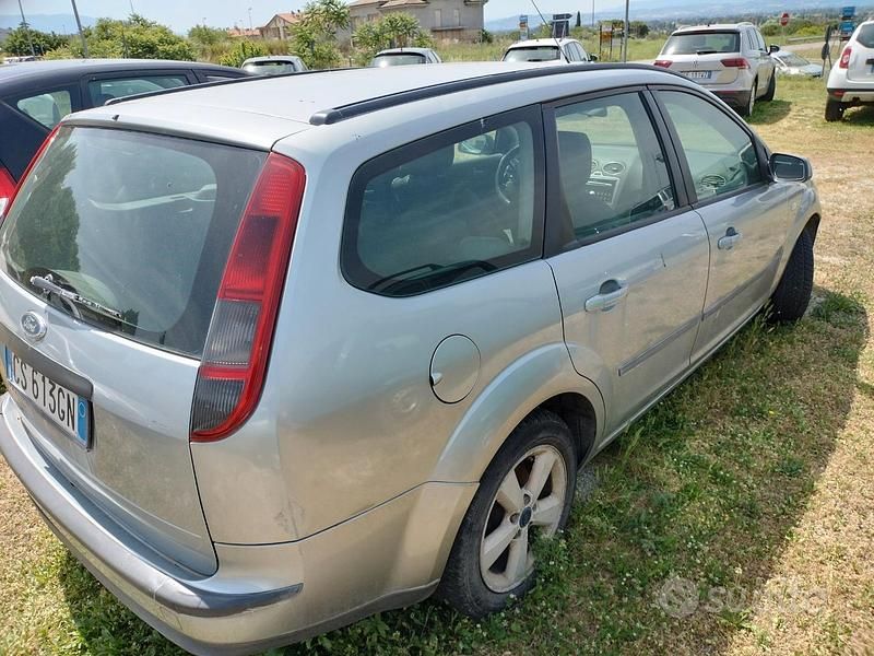 Begagnad Ford Focus 2004 Grå Kombi