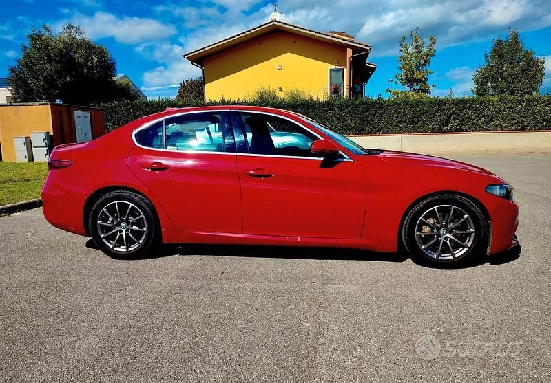 Usata Alfa Romeo Giulia 150 CV (110 kW) 2017 Rosso Berlina