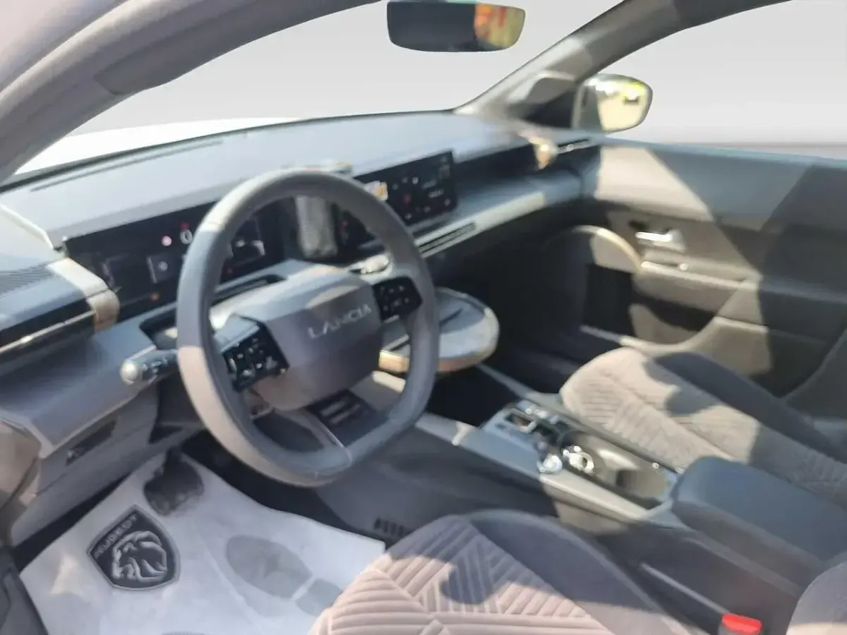 Usata Lancia Ypsilon 110 CV (80 kW) 2025 Bianco Utilitaria