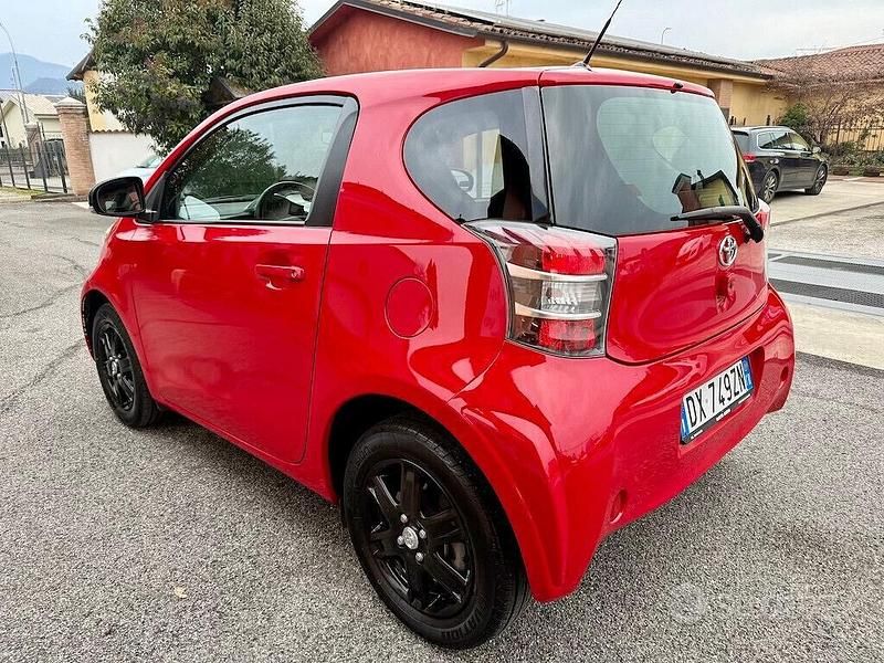 Begagnad Toyota iQ Sol 68 HK (50 kW) 2009 Röd Halvkombi