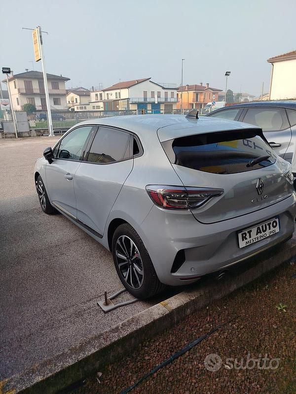 Usata Renault Clio V Techno 100 CV (73 kW) 2025 Grigio Berlina