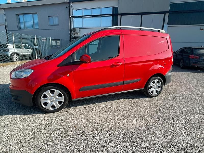 Usata Ford Courier 75 CV (55 kW) 2017 Rosso Monovolume