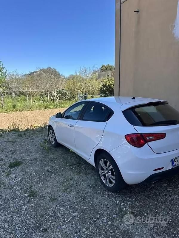 Usata Alfa Romeo Giulietta Super 120 CV (88 kW) 2019 Bianco Utilitaria