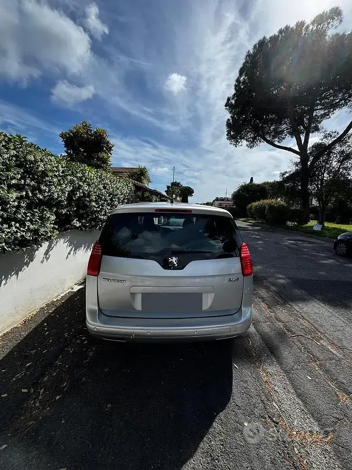 Usado Peugeot 5008 115 CV (84 kW) 2013 Gris Monovolumen