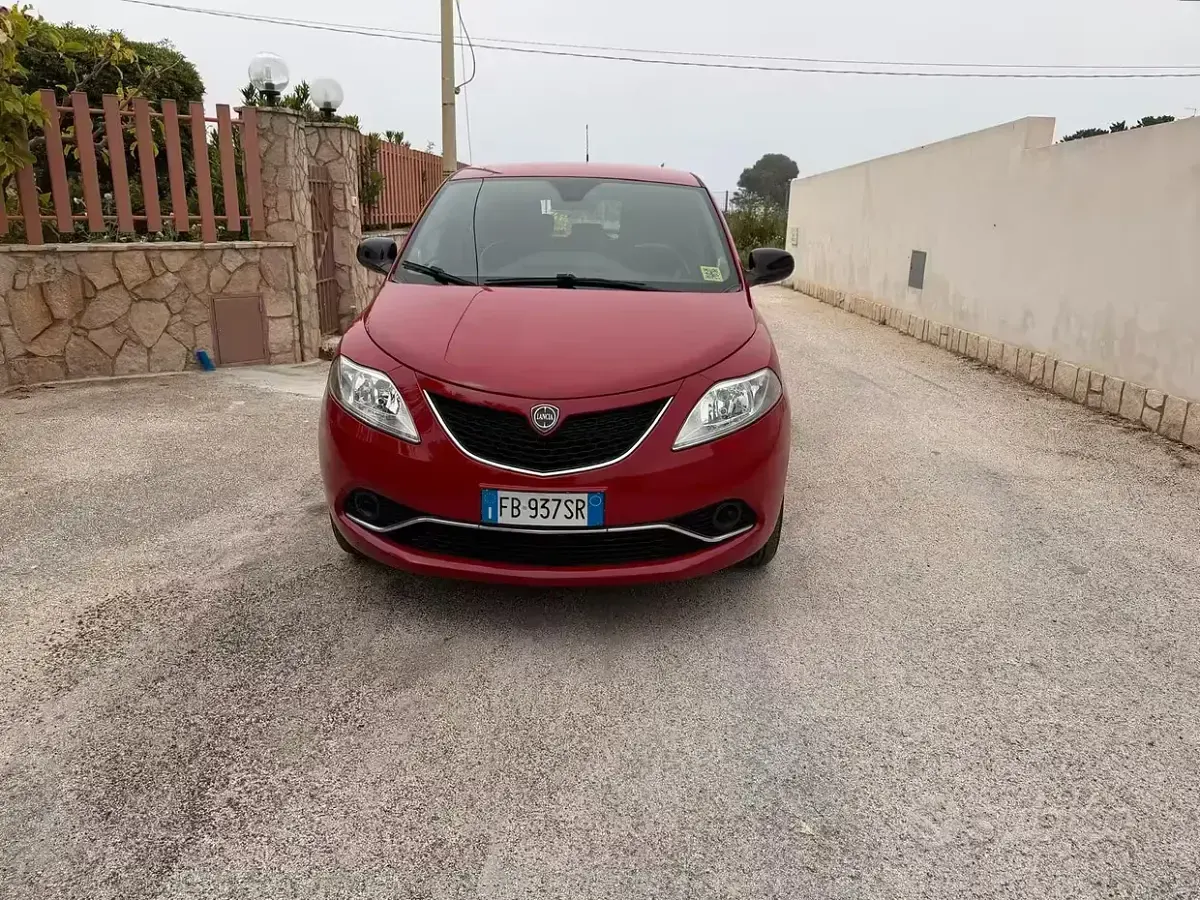 Usata Lancia Ypsilon Gold 69 CV (50 kW) 2016 Rosso Utilitaria