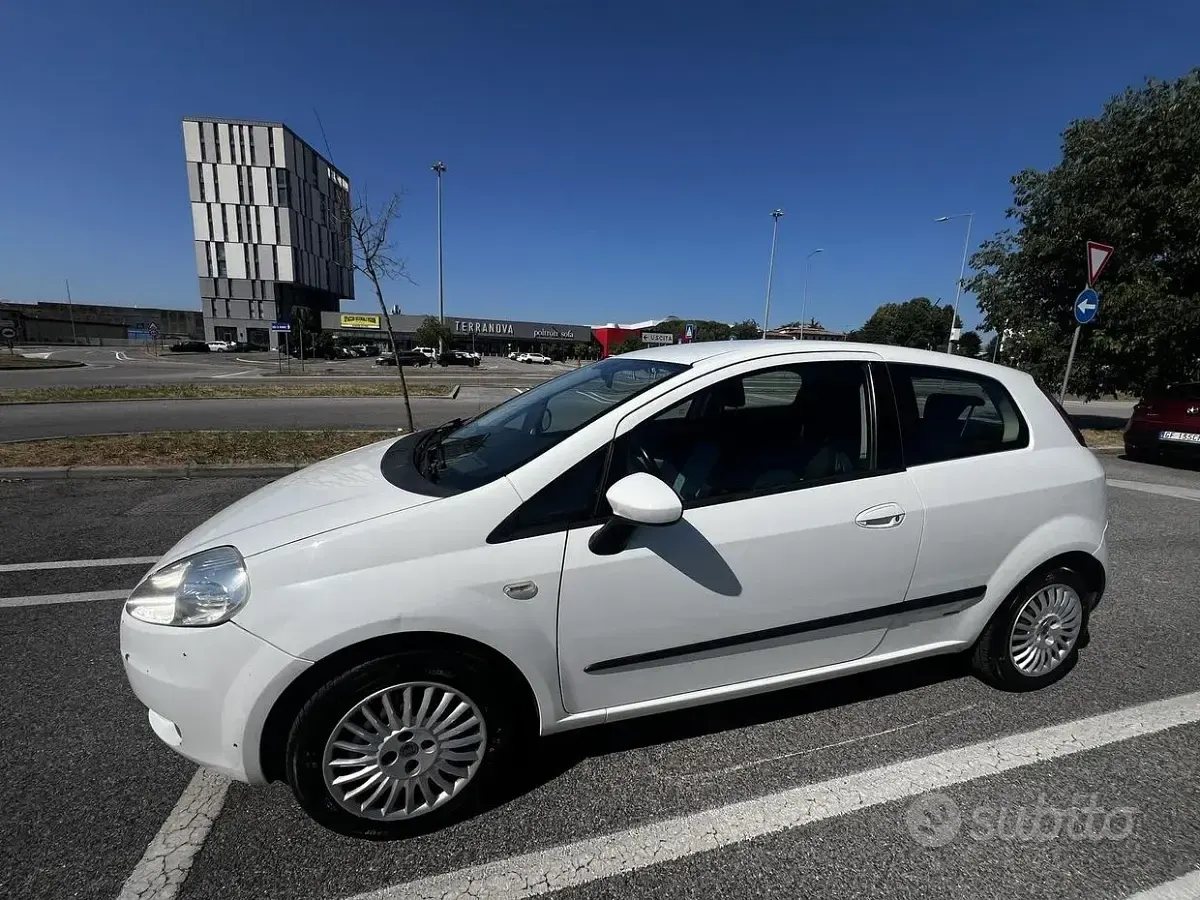 Usata Fiat Grande Punto 75 CV (55 kW) 2006 Bianco Utilitaria