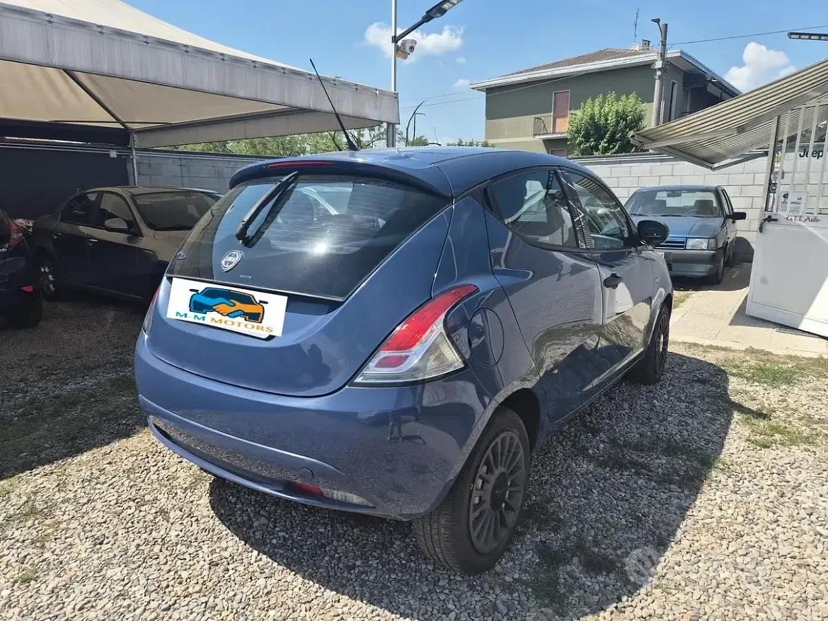 Usata Lancia Ypsilon 69 CV (50 kW) 2017 Blu/azzurro Utilitaria