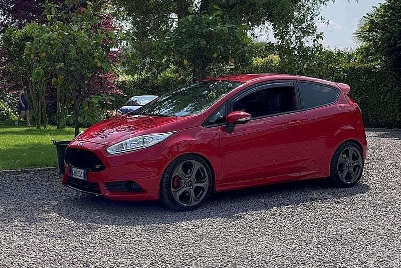 Usata Ford Fiesta Sport 182 CV (133 kW) 2017 Rosso Utilitaria