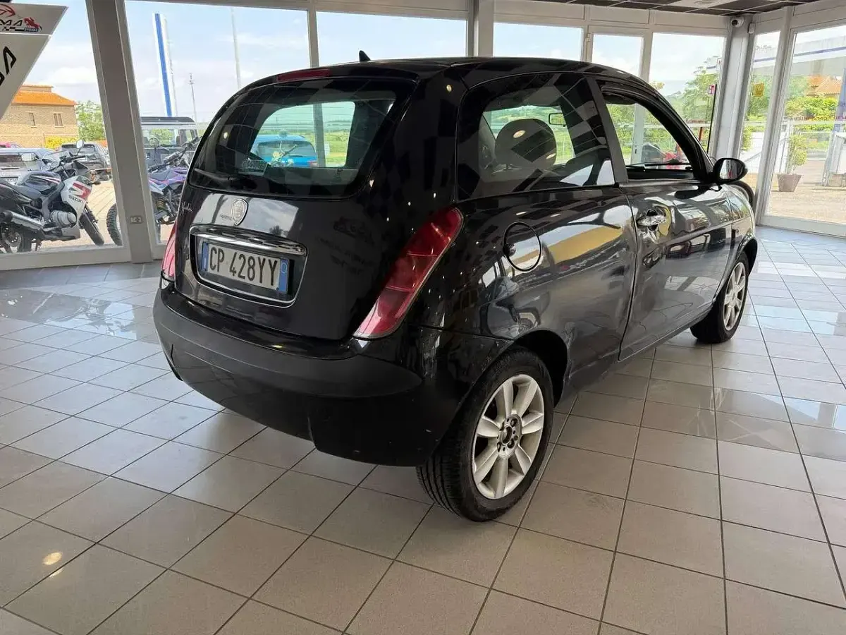Usata Lancia Ypsilon 60 CV (44 kW) 2004 Nero Utilitaria