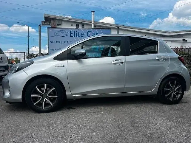 Usata Toyota Yaris Hybrid Active 75 CV (55 kW) 2015 Grigio Berlina