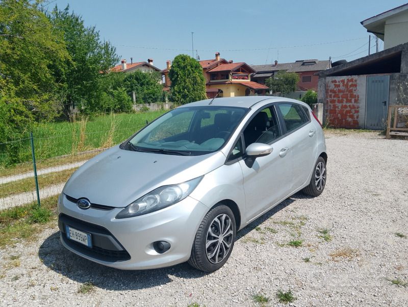 Usata Ford Fiesta 70 CV (51 kW) 2011 Grigio Utilitaria