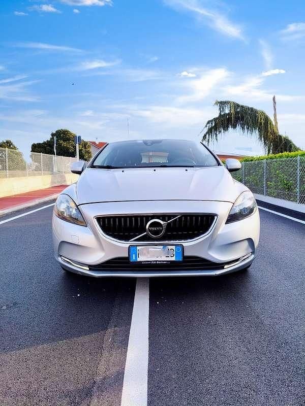 Usata Volvo V40 R-Design 120 CV (88 kW) 2017 Argento Utilitaria