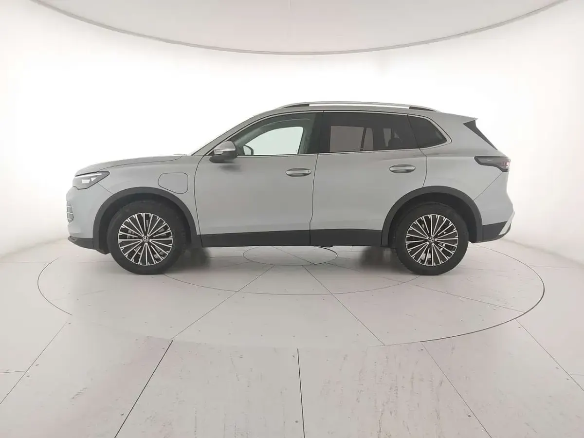 Usata VW Tiguan Elegance 204 CV (150 kW) 2025 Dolomite silver metallizzato SUV