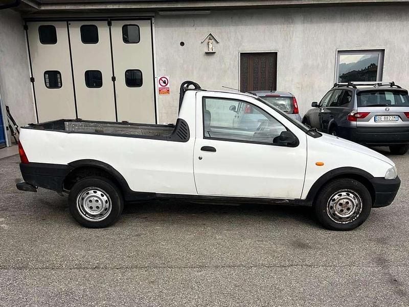 Usata Fiat Strada 63 CV (46 kW) 2001 Bianco Pick-up