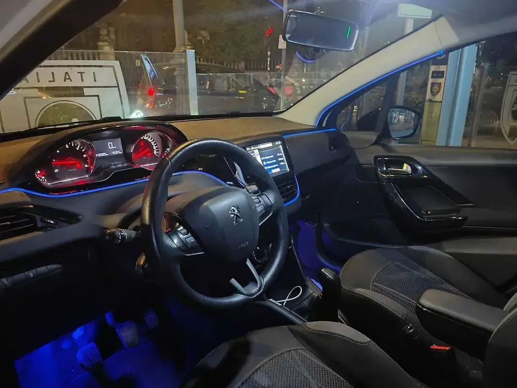 Usata Peugeot 208 Active 68 CV (50 kW) 2014 Bianco Utilitaria
