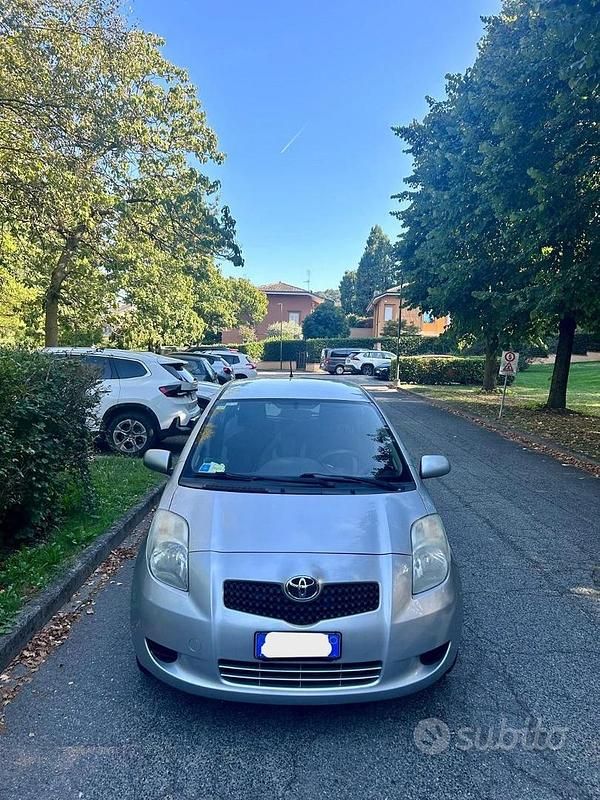 Usata Toyota Yaris 69 CV (50 kW) 2007 Grigio Berlina