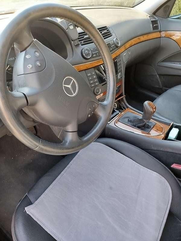 Usata Mercedes E220 Classic 150 CV (110 kW) 2006 Argento Berlina
