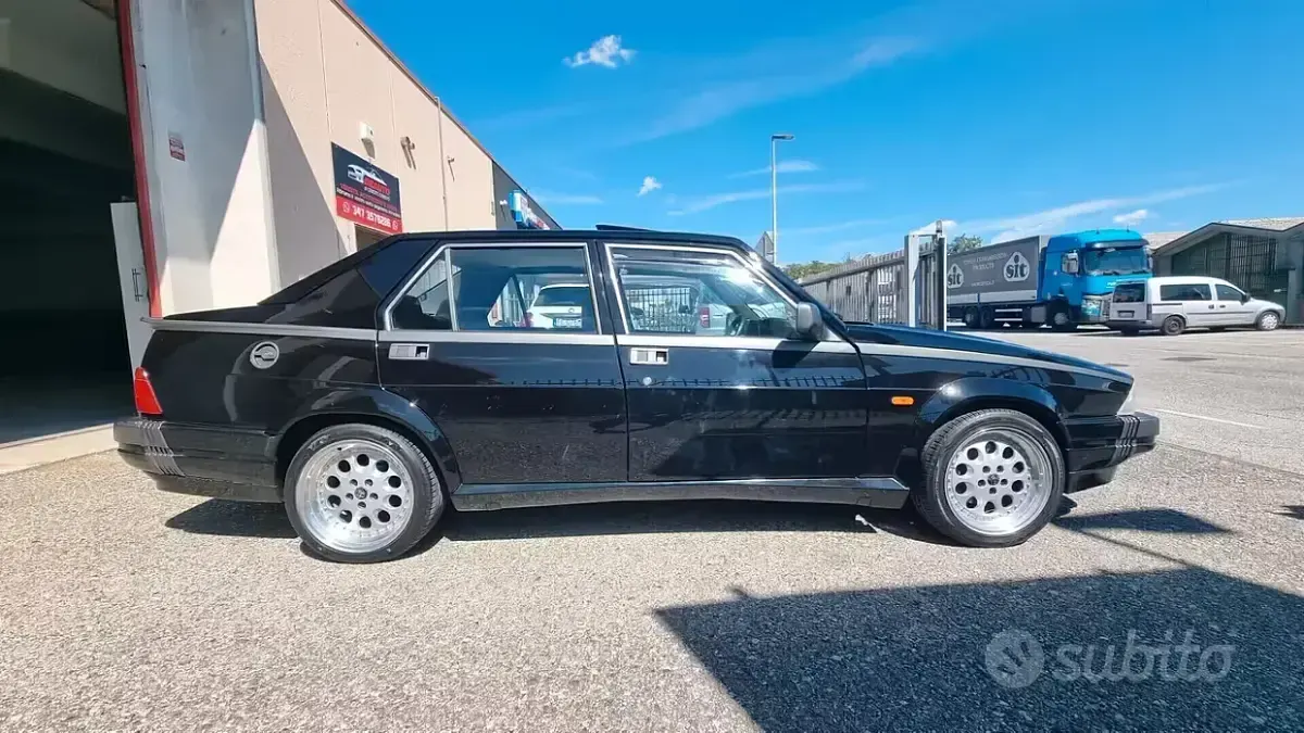 Usata Alfa Romeo 75 155 CV (114 kW) 1990 Nero Berlina