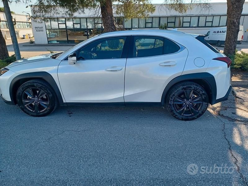 Usata 2024 Lexus UX SUV | 28.900 € (Buon prezzo) - Immagine 1/4