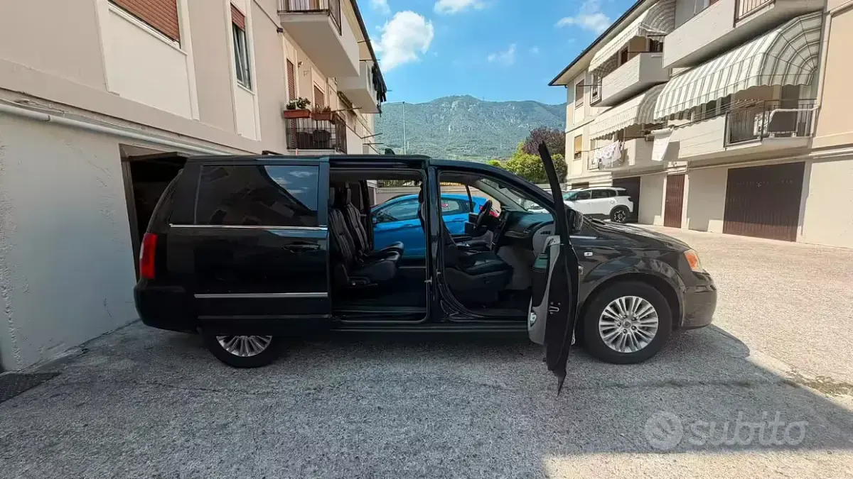 Usata Lancia Voyager 163 CV (119 kW) 2011 Nero Monovolume