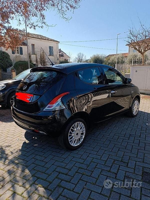 Usata Lancia Ypsilon 69 CV (50 kW) 2018 Nero Utilitaria