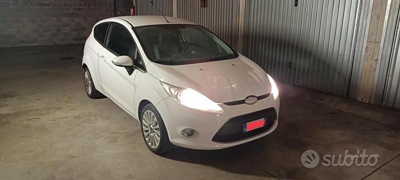 Usata Ford Fiesta Titanium 82 CV (60 kW) 2009 Bianco Utilitaria