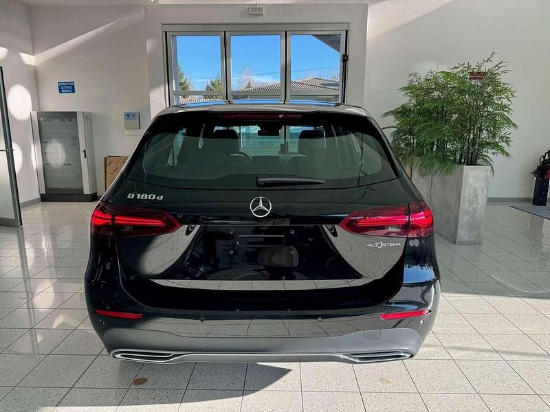 Usata Mercedes B180 Advanced 116 CV (85 kW) 2024 Nero Monovolume