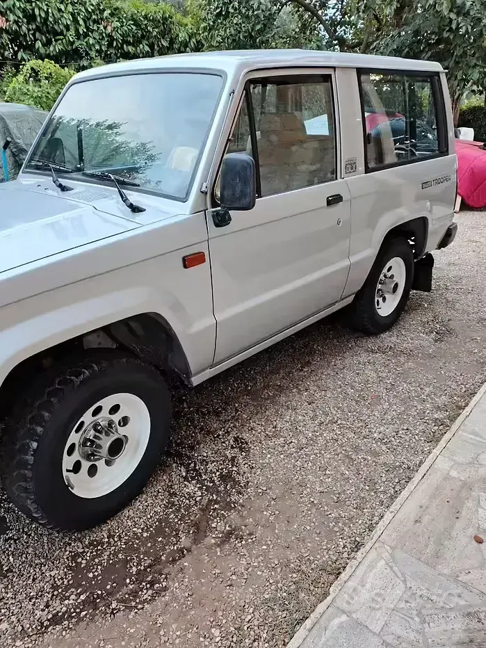 Usata Isuzu Trooper 72 CV (52 kW) 1987 Grigio SUV