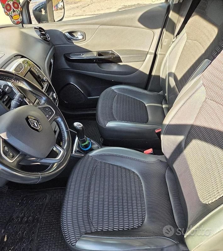 Usata Renault Captur 110 CV (80 kW) 2017 Grigio SUV