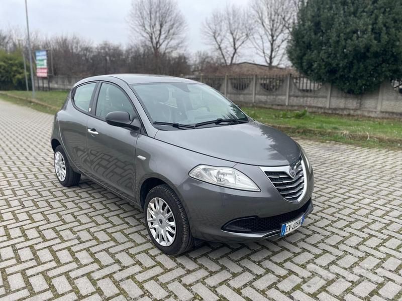 Usata Lancia Ypsilon Gold 85 CV (62 kW) 2014 Grigio Utilitaria