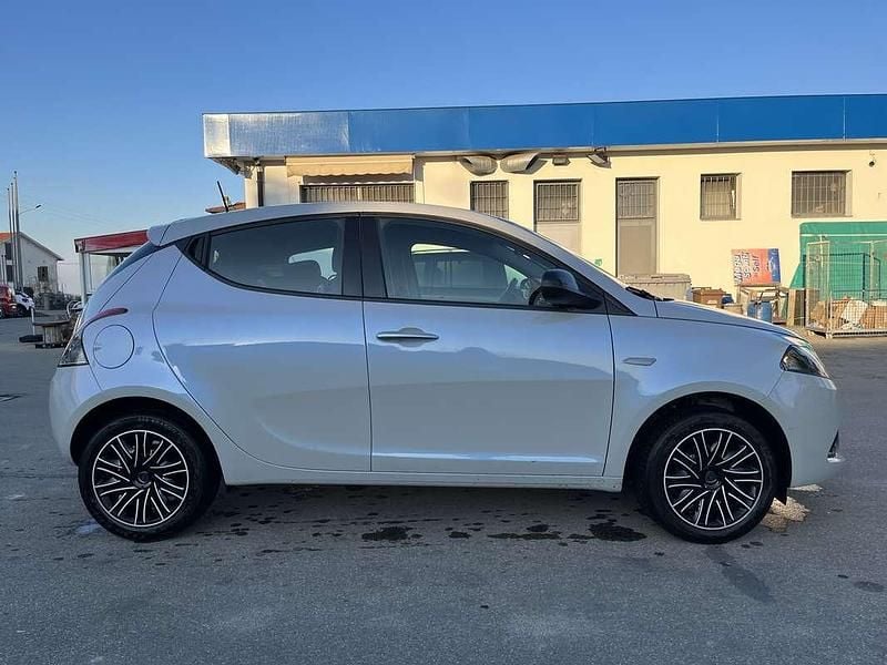 Usata Lancia Ypsilon Gold 69 CV (50 kW) 2022 Grigio Utilitaria