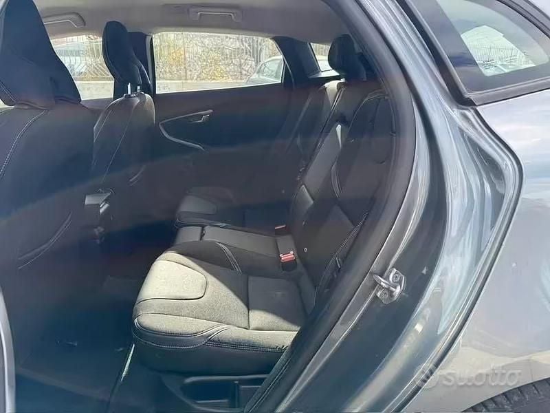 Usata Volvo V40 120 CV (88 kW) 2019 Grigio Berlina