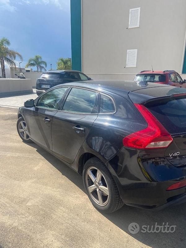 Usata Volvo V40 120 CV (88 kW) 2017 Nero Station wagon