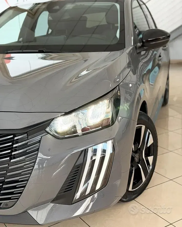 Usata Peugeot 208 Allure 101 CV (74 kW) 2025 Grigio Utilitaria