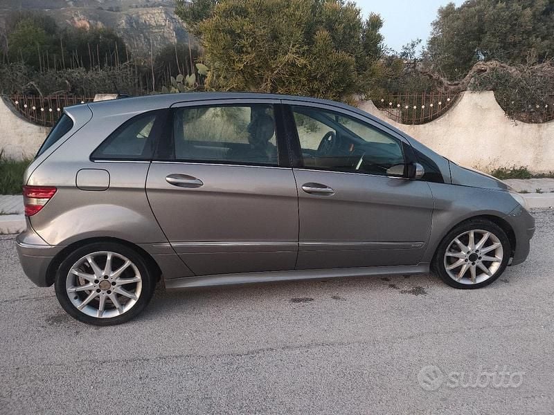 Usata Mercedes B180 109 CV (80 kW) 2007 Grigio Monovolume